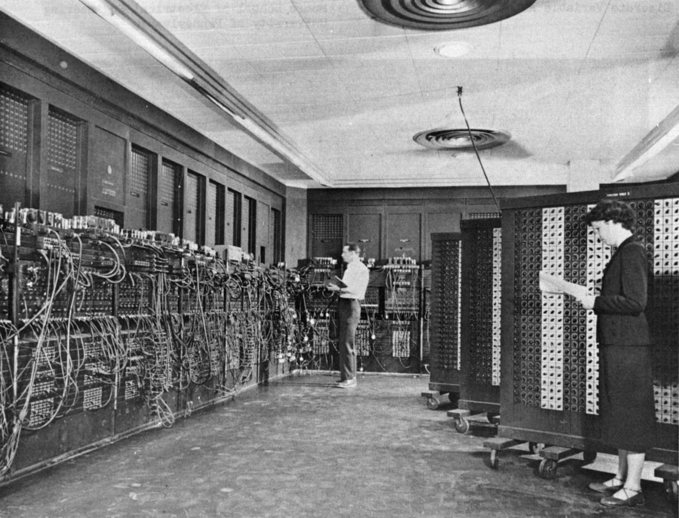 Glen_Beck_and_Betty_Snyder_program_the_ENIAC_in_building_328_at_the_Ballistic_Research_Laboratory.jpeg
